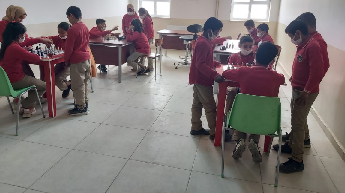 Kts Şubat - Mart Ayları  Eğitim Ortamları ve Fizikî İmkânlar Alanı Faaliyeti Kapsamında Okul koridorlarımızda, öğrencilerin ulaşabileceği şekilde satranç ve dama  takımları yerleştirildi.